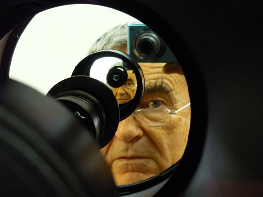 Autoportrait dans le miroir principal de 36 cm de diamètre d’un télescope pour amateur passionné (Photokina 2010).