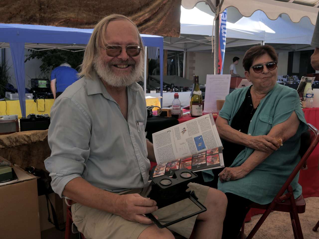 Daniel Nardin prend possession du Res Photographica n°236 et regarde les photos stéréo, à côté de Jacqueline Durand - St Bonnet de Mure 2023