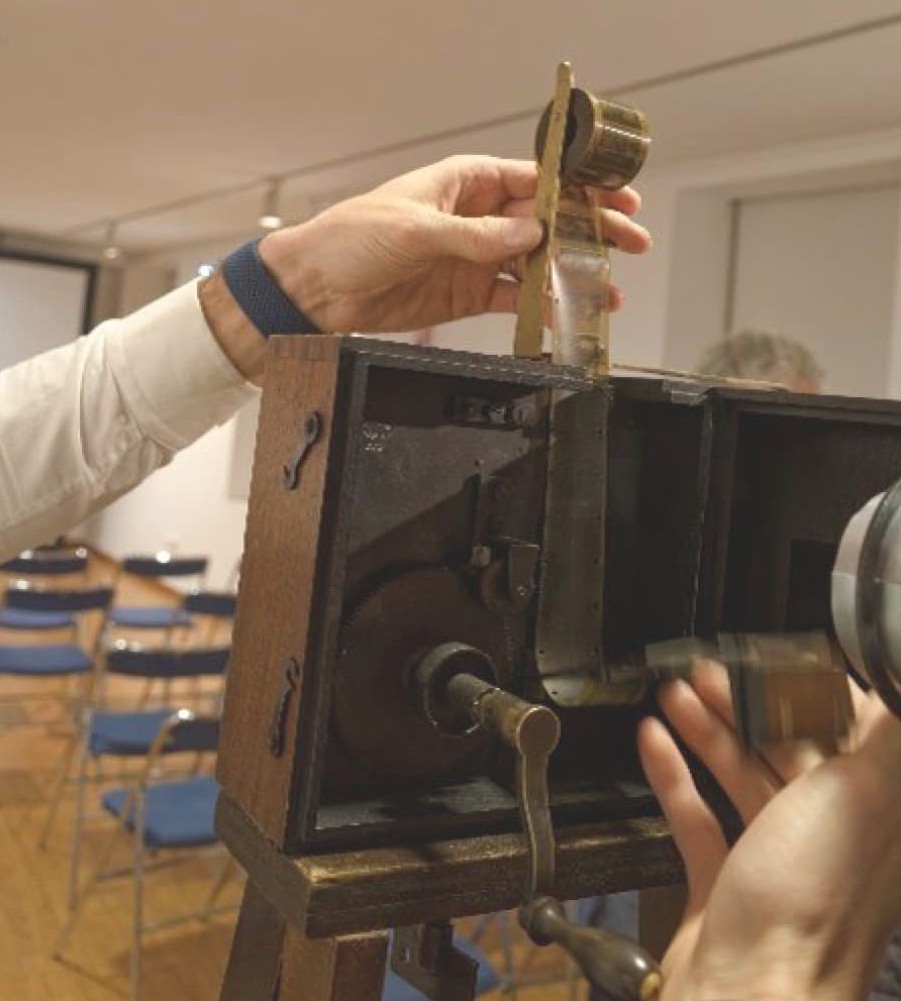 Mise en place du film dans le Cinématographe Lumière